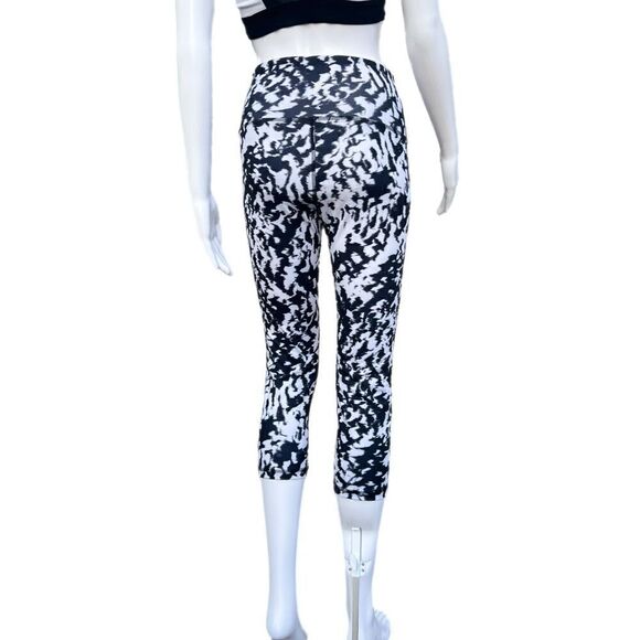 High Rise Compression Crop Leggings - Picture 1 of 9